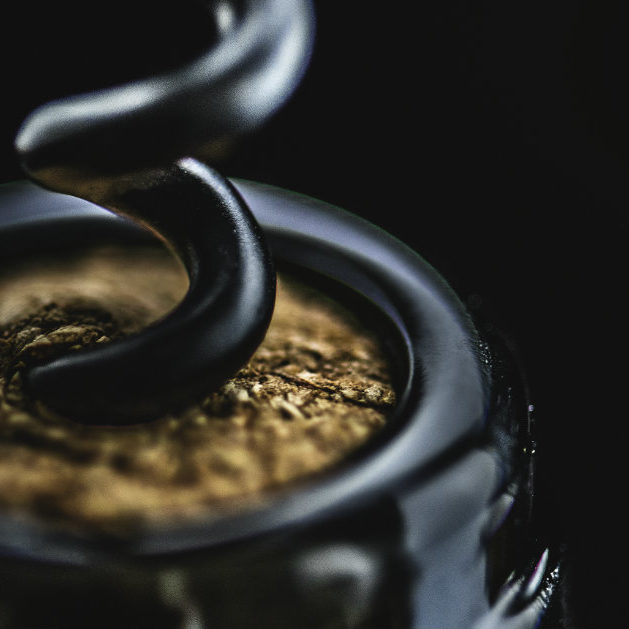 stappare una bottiglia di vino