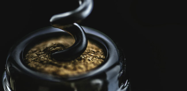 stappare una bottiglia di vino stappare una bottiglia di vino